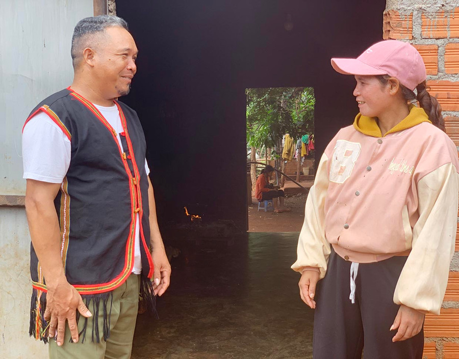 Ông Siu Đer (bìa trái) truyên truyền người dân không nghe theo kẻ xấu xúi giục, lôi kéo. Ảnh: R'Ô HOK Ông Siu Đer (bìa trái) truyên truyền người dân không nghe theo kẻ xấu xúi giục, lôi kéo. Ảnh: R'Ô HOK