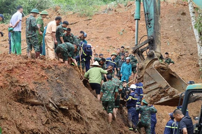 Lực lượng chức năng đang khẩn trương tìm kiếm những người bị vùi lấp. Lực lượng chức năng đang khẩn trương tìm kiếm những người bị vùi lấp.