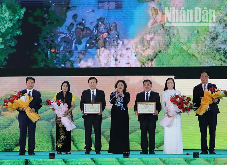 Lãnh đạo Ủy ban nhân dân tỉnh Sơn La trao Bằng khen cho tập thể thường trực Huyện ủy Mộc Châu và Vân Hồ.