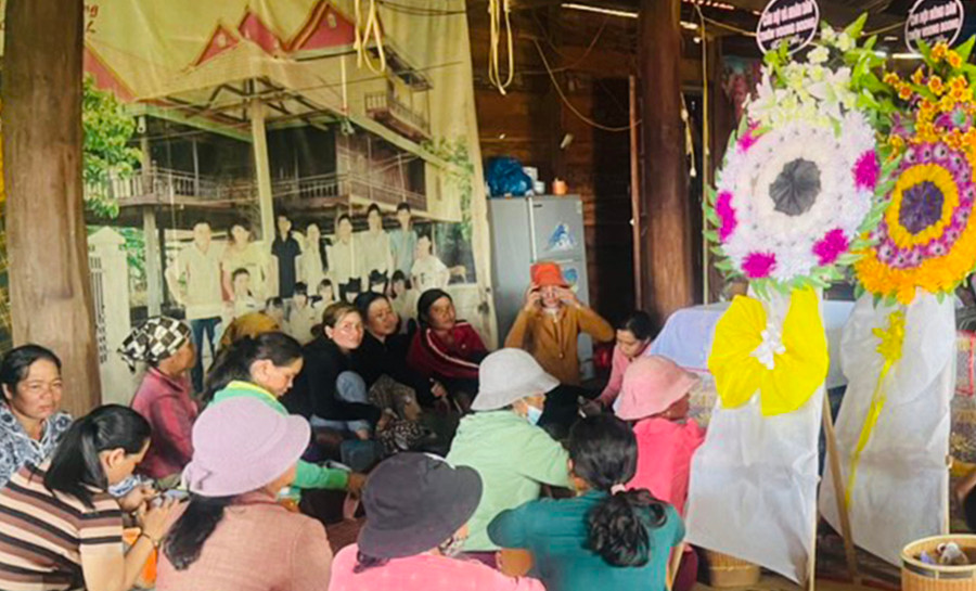 Bà con dân làng đến chia sẻ nỗi đau với gia đình nạn nhân. Ảnh: Vũ Chi Bà con dân làng đến chia sẻ nỗi đau với gia đình nạn nhân. Ảnh: Vũ Chi