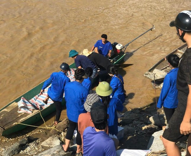 Hoạt động hỗ trợ người dân vùng bão lũ. Hoạt động hỗ trợ người dân vùng bão lũ.