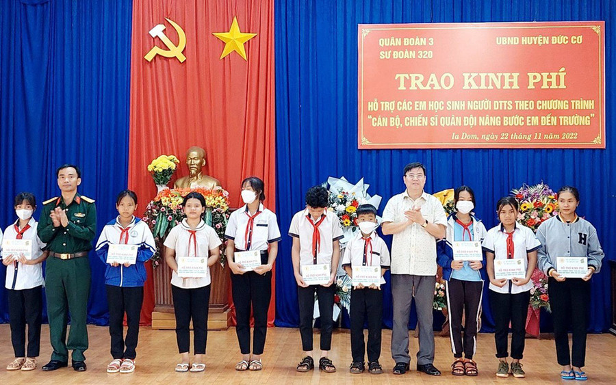 Sư đoàn 320 hỗ trợ kinh phí cho các em học sinh người dân tộc thiểu số có hoàn cảnh khó khăn. Ảnh: Vĩnh Hoàng