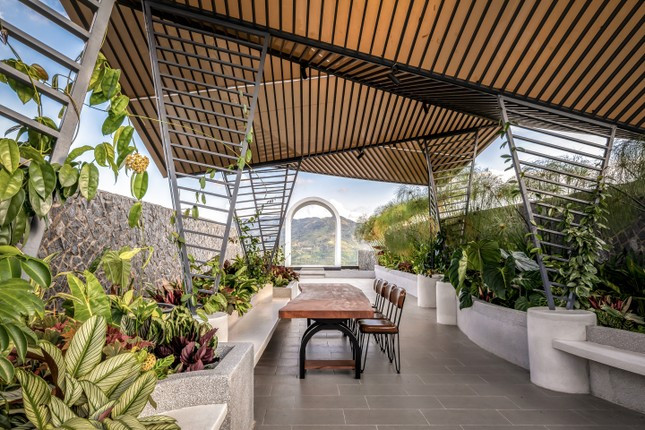 Không gian thư giãn với tầm nhìn ra đồi.