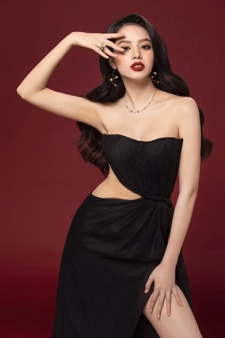 Nàng hậu thường xuyên ưa thích những bộ trang phục gợi cảm, có đường cắt xẻ táo bạo để khoe sắc vóc.