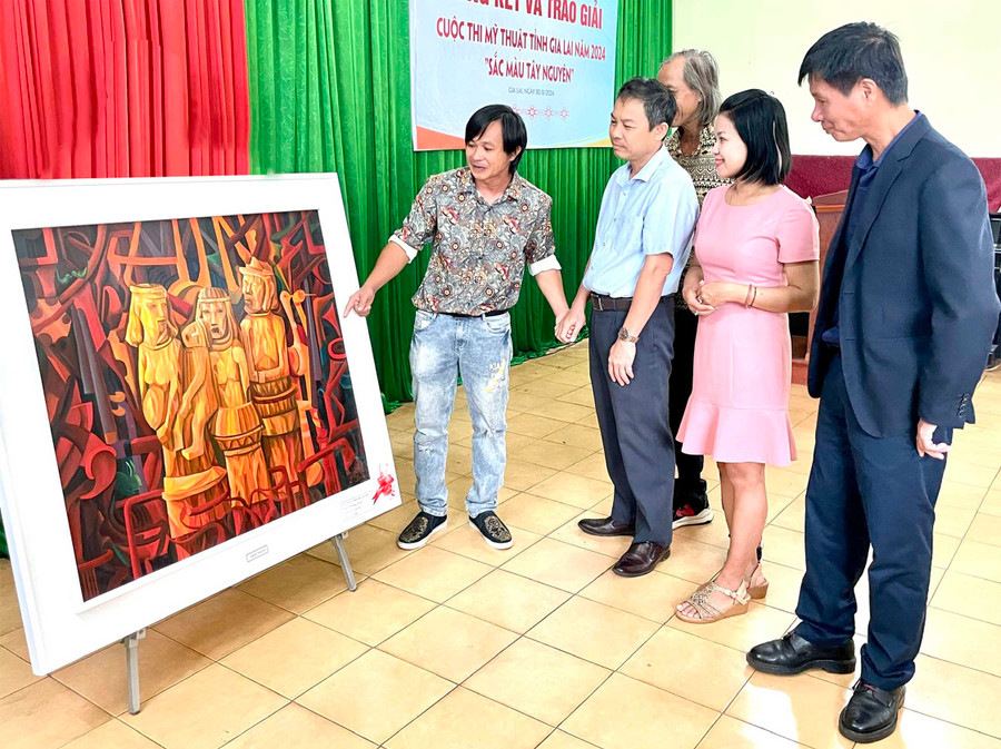 Họa sĩ Phạm Thế Bộ chia sẻ về ý tưởng nghệ thuật của tác phẩm “Hạnh phúc của rừng”. Ảnh: L.N Họa sĩ Phạm Thế Bộ chia sẻ về ý tưởng nghệ thuật của tác phẩm “Hạnh phúc của rừng”. Ảnh: L.N