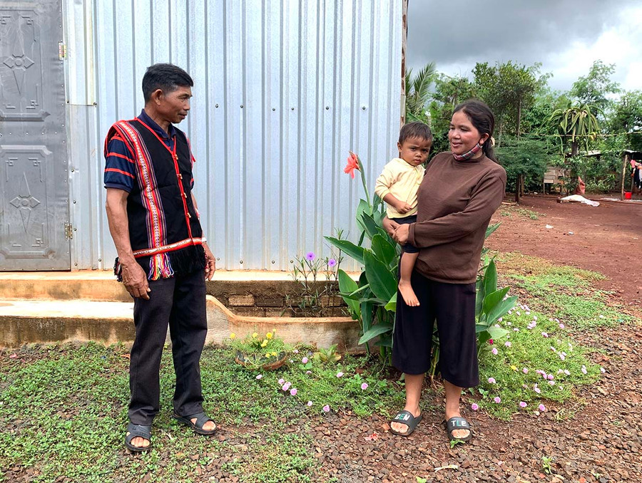 Ông Siu Djap (bìa trái) tuyên truyền, vận động người dân nâng cao ý thức chấp hành pháp luật và đảm bảo an ninh trật tự trong làng. Ảnh: R.H Ông Siu Djap (bìa trái) tuyên truyền, vận động người dân nâng cao ý thức chấp hành pháp luật và đảm bảo an ninh trật tự trong làng. Ảnh: R.H