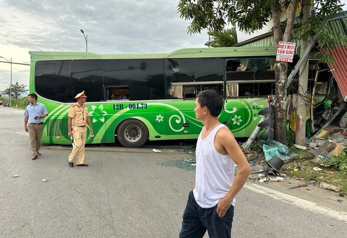 Sau va chạm, cả 2 xe ôtô đã tông thẳng vào nhà dân ven đường