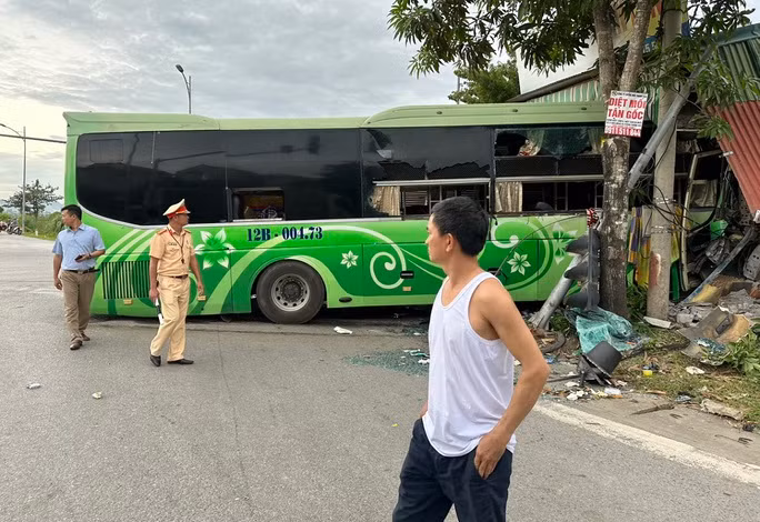 Sau va chạm, cả 2 xe ôtô đã tông thẳng vào nhà dân ven đường