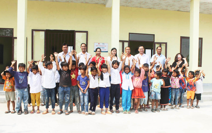 Niềm vui của các em học sinh Trường Tiểu học Lý Tự Trọng (điểm trường thôn Mơ Nai Trang, xã Ia Piar) bên dãy phòng học mới. Ảnh: Vũ Chi Niềm vui của các em học sinh Trường Tiểu học Lý Tự Trọng (điểm trường thôn Mơ Nai Trang, xã Ia Piar) bên dãy phòng học mới. Ảnh: Vũ Chi