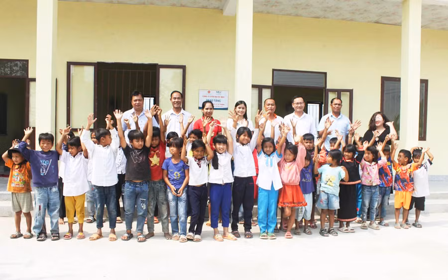 Niềm vui của các em học sinh Trường Tiểu học Lý Tự Trọng (điểm trường thôn Mơ Nai Trang, xã Ia Piar) bên dãy phòng học mới. Ảnh: Vũ Chi