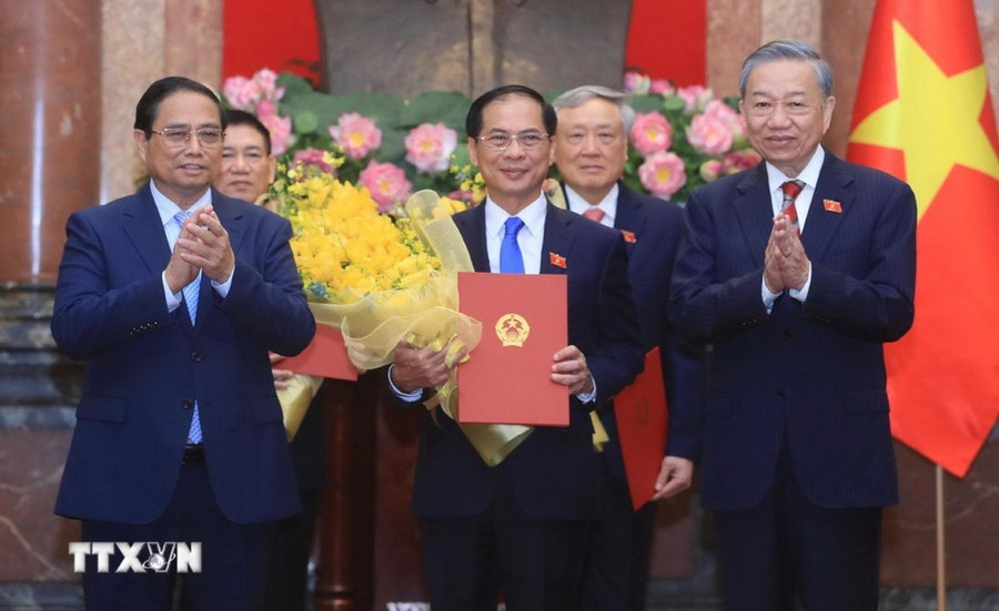 Tổng Bí thư, Chủ tịch nước Tô Lâm trao Quyết định bổ nhiệm, Thủ tướng Chính phủ Phạm Minh Chính tặng hoa chúc mừng Phó Thủ tướng Bùi Thanh Sơn. (Ảnh: Lâm Khánh/TTXVN) Tổng Bí thư, Chủ tịch nước Tô Lâm trao Quyết định bổ nhiệm, Thủ tướng Chính phủ Phạm Minh Chính tặng hoa chúc mừng Phó Thủ tướng Bùi Thanh Sơn. (Ảnh: Lâm Khánh/TTXVN)