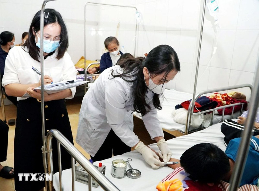 Cán bộ Trung tâm Kiểm soát bệnh tật lấy mẫu máu xét nghiệm. (Ảnh minh họa: Công Tường/TTXVN) Cán bộ Trung tâm Kiểm soát bệnh tật lấy mẫu máu xét nghiệm. (Ảnh minh họa: Công Tường/TTXVN)