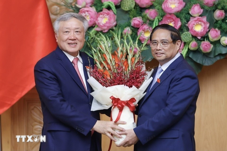 Thủ tướng Chính phủ Phạm Minh Chính tặng hoa chúc mừng tân Phó Thủ tướng Chính phủ Nguyễn Hòa Bình. (Ảnh: Dương Giang.TTXVN) Thủ tướng Chính phủ Phạm Minh Chính tặng hoa chúc mừng tân Phó Thủ tướng Chính phủ Nguyễn Hòa Bình. (Ảnh: Dương Giang.TTXVN)