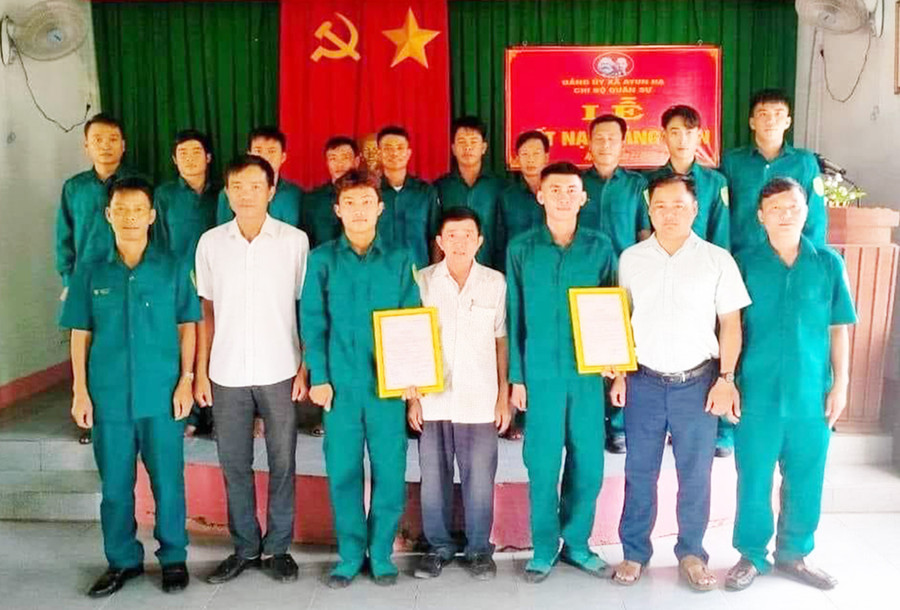 Năm 2023, Chi đoàn Quân sự xã Ayun Hạ có 2 đoàn viên ưu tú được vinh dự đứng vào hàng ngũ của Đảng. Ảnh: Vũ Chi Năm 2023, Chi đoàn Quân sự xã Ayun Hạ có 2 đoàn viên ưu tú được vinh dự đứng vào hàng ngũ của Đảng. Ảnh: Vũ Chi