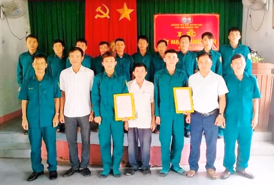 Năm 2023, Chi đoàn Quân sự xã Ayun Hạ có 2 đoàn viên ưu tú được vinh dự đứng vào hàng ngũ của Đảng. Ảnh: Vũ Chi