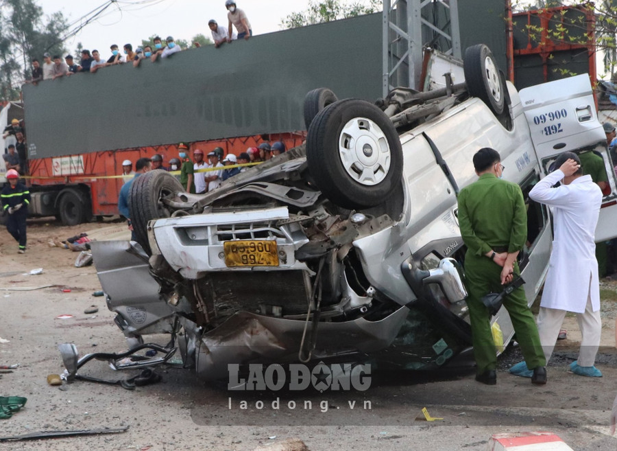 Hiện trường vụ TNGT ở Quảng Nam làm 9 người tử vong. Ảnh: Ngọc Viên Hiện trường vụ TNGT ở Quảng Nam làm 9 người tử vong. Ảnh: Ngọc Viên