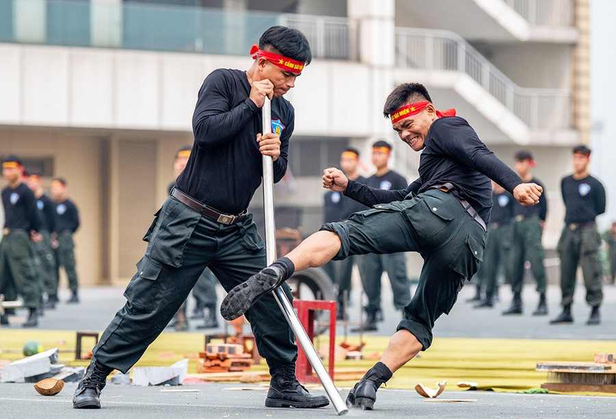 Biểu diễn đối kháng khống chế, chống lại những đối tượng quá khích.