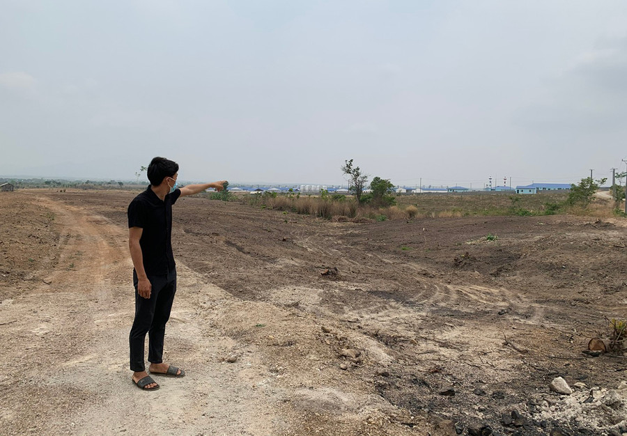 Anh Triệu Văn Phụng (thôn Đoàn Kết, xã Ia Piơr, huyện Chư Prông) chỉ tay về 6 ha đất rẫy của mình không thể chăm sóc thường xuyên vì mùi hôi nồng nặc phát ra từ trại heo gần bên. Ảnh: H.T