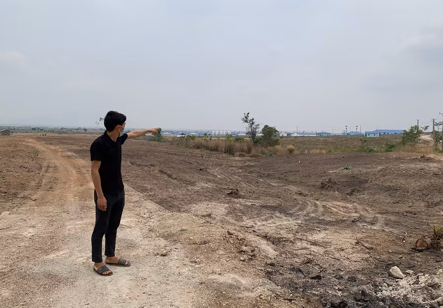 Anh Triệu Văn Phụng (thôn Đoàn Kết, xã Ia Piơr, huyện Chư Prông) chỉ tay về 6 ha đất rẫy của mình không thể chăm sóc thường xuyên vì mùi hôi nồng nặc phát ra từ trại heo gần bên. Ảnh: H.T