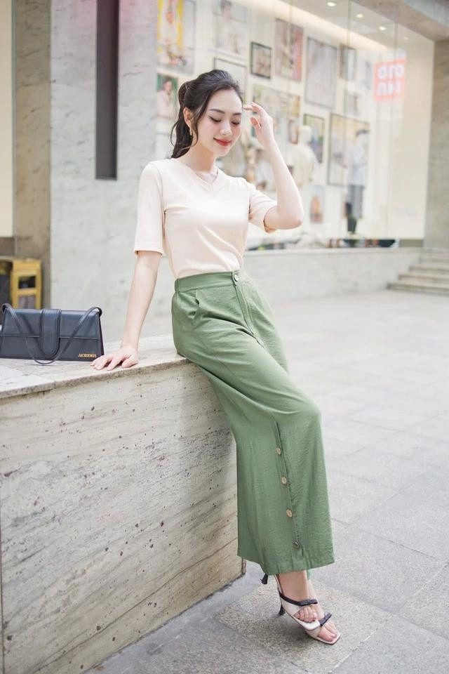 Một bản phối khiến bạn trở nên đặc biệt khi xuống phố là kết hợp gam màu xanh mint với chất liệu denim. Sự kết hợp không mới lạ nhưng không nhạt nhòa này khiến bạn trở nên trẻ trung, năng động và đầy cá tính. Bạn có thể kết hợp áo sơ mi xanh mint với quần jeans hoặc short jeans để có một set đồ phù hợp cho mọi hoạt động.