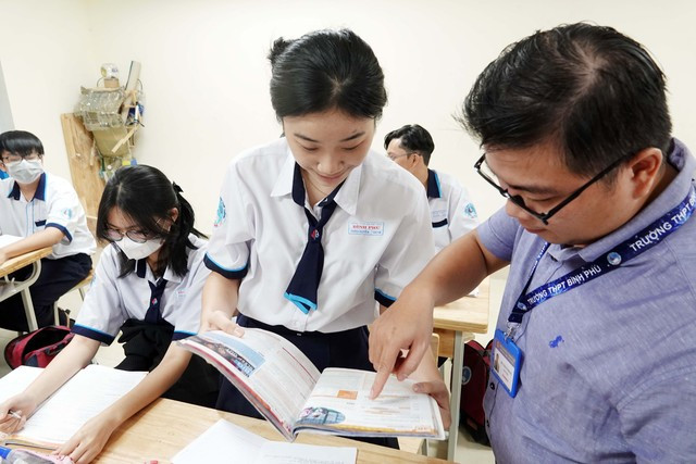 Thầy trò trong một giờ dạy học theo chương trình mới. Ảnh ĐÀO NGỌC THẠCH Thầy trò trong một giờ dạy học theo chương trình mới. Ảnh ĐÀO NGỌC THẠCH