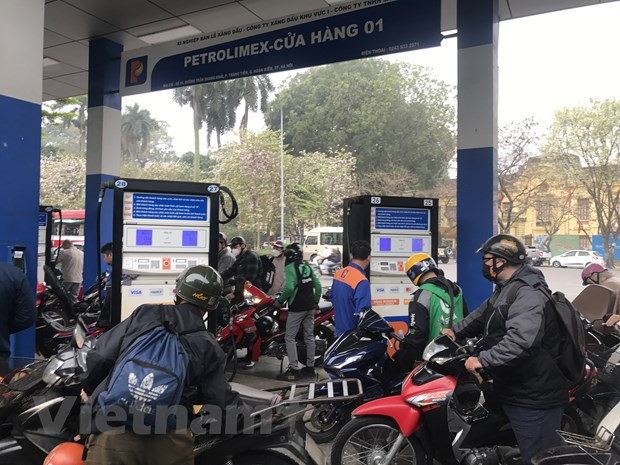 Người dân mua xăng tại cửa hàng của Petrolimex. (Ảnh: Đức Duy/Vietnam+) Người dân mua xăng tại cửa hàng của Petrolimex. (Ảnh: Đức Duy/Vietnam+)
