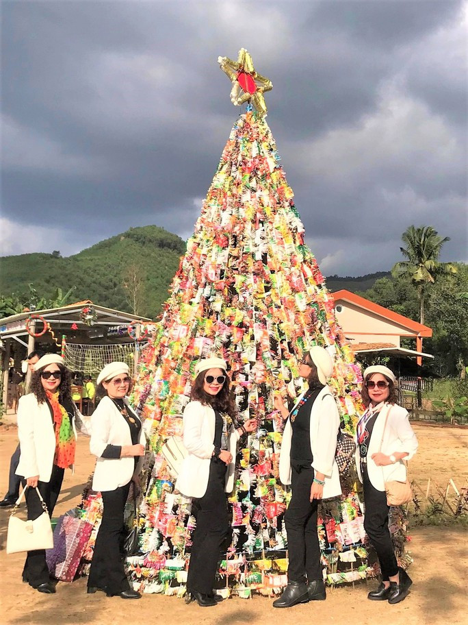 Cây thông Noel được các thành viên Vườn tái chế NNC làm từ 3.000 vỏ gói mì ăn liền