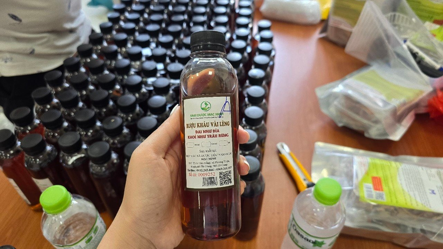 Một lọ thuốc nam dược giả Một lọ thuốc nam dược giả