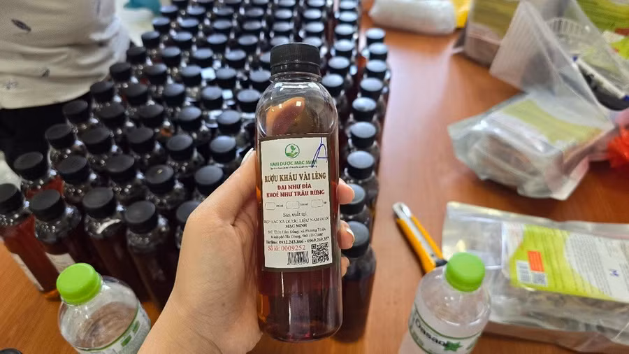 Một lọ thuốc nam dược giả