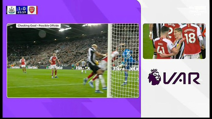 Joelinton dùng cả hai tay đẩy vào lưng trung vệ Gabriel Malgahaes