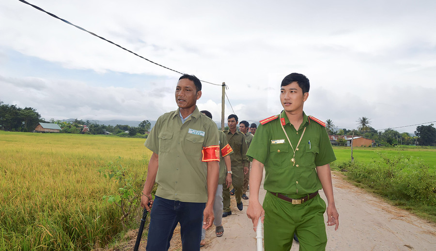 Tổ tự quản buôn Thành Công phối hợp với lực lượng Công an xã tuần tra địa bàn. Ảnh: Thúy Trinh Tổ tự quản buôn Thành Công phối hợp với lực lượng Công an xã tuần tra địa bàn. Ảnh: Thúy Trinh