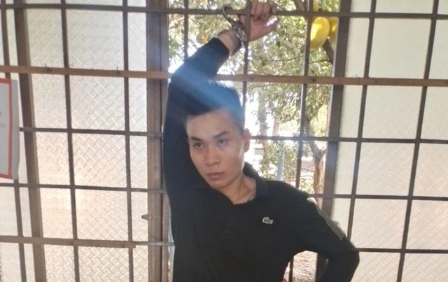 Nguyễn Anh Quốc bị lực lượng công an khống chế. ẢNH CÔNG AN KON TUM Nguyễn Anh Quốc bị lực lượng công an khống chế. ẢNH CÔNG AN KON TUM