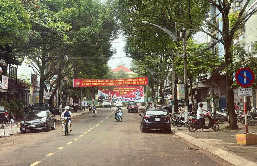 Đoạn đường Cù Chính Lan-Wừu, ngày 26-8 thực hiện quy định cấm đỗ xe ngày chẵn nhưng vẫn còn có xe đỗ trái quy định. Ảnh: Minh Nguyễn Đoạn đường Cù Chính Lan-Wừu, ngày 26-8 thực hiện quy định cấm đỗ xe ngày chẵn nhưng vẫn còn có xe đỗ trái quy định. Ảnh: Minh Nguyễn