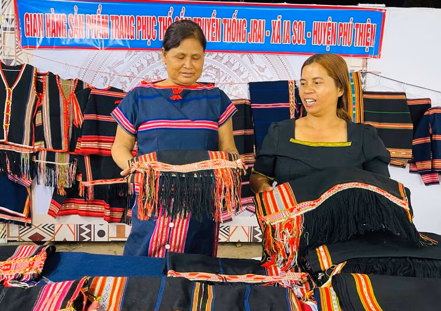 Sản phẩm thổ cẩm của phụ nữ làng Plei Tel A đã được trưng bày tại nhiều sự kiện văn hóa của tỉnh, huyện. Ảnh: N.H