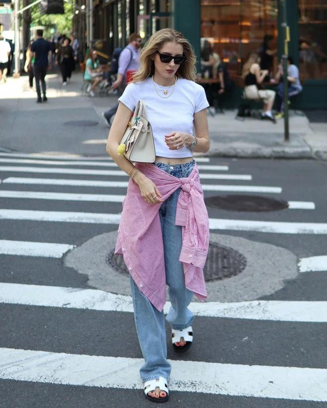 Có nhiều hơn một cách để biến sơ mi sọc trở thành áo khoác. Khác với cách mặc thông thường, bạn có thể buộc chúng lên hông để tạo kiểu và đôi tay bạn cũng được tự do hơn. Ảnh OYO CAO, VALERIA