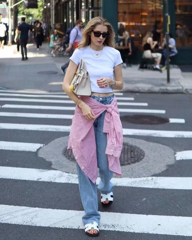 Có nhiều hơn một cách để biến sơ mi sọc trở thành áo khoác. Khác với cách mặc thông thường, bạn có thể buộc chúng lên hông để tạo kiểu và đôi tay bạn cũng được tự do hơn. Ảnh OYO CAO, VALERIA