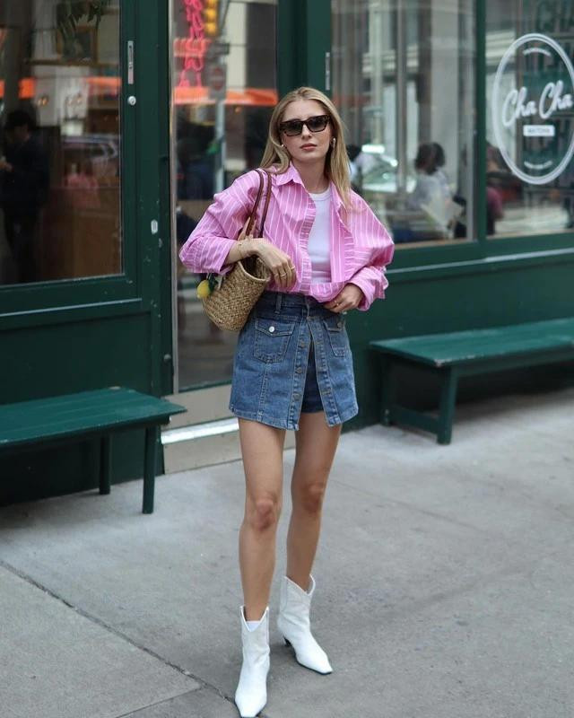 Nếu áo sơ mi màu hồng của bạn có đường kẻ sọc màu trắng, hãy tô đậm thêm màu sắc này bằng bản phối tone sur tone với áo phông, giày bốt, tất trắng và thậm chí cả một chiếc túi xách cùng màu. Ảnh VALERIA