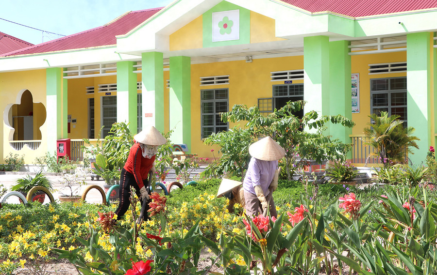 Giáo viên, nhân viên Trường Mẫu giáo Sơn Ca (phường An Bình, thị xã An Khê) tập trung chăm sóc vườn hoa, tạo cảnh quan môi trường xanh-sạch-đẹp, chuẩn bị đón học sinh tới trường. Ảnh: An Phát