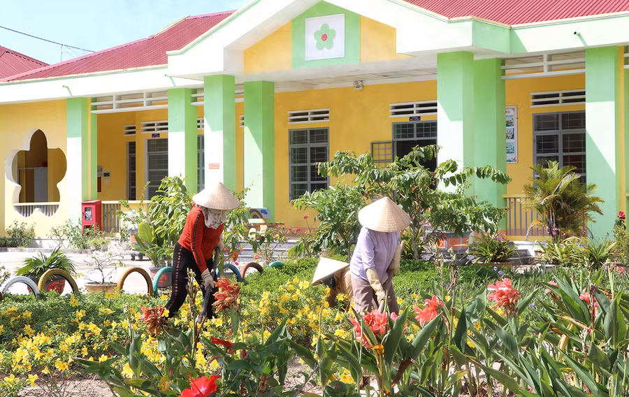 Giáo viên, nhân viên Trường Mẫu giáo Sơn Ca (phường An Bình, thị xã An Khê) tập trung chăm sóc vườn hoa, tạo cảnh quan môi trường xanh-sạch-đẹp, chuẩn bị đón học sinh tới trường. Ảnh: An Phát