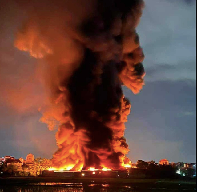 Đám cháy tạo khói cao hàng trăm mét. Ảnh: M.X.H Đám cháy tạo khói cao hàng trăm mét. Ảnh: M.X.H