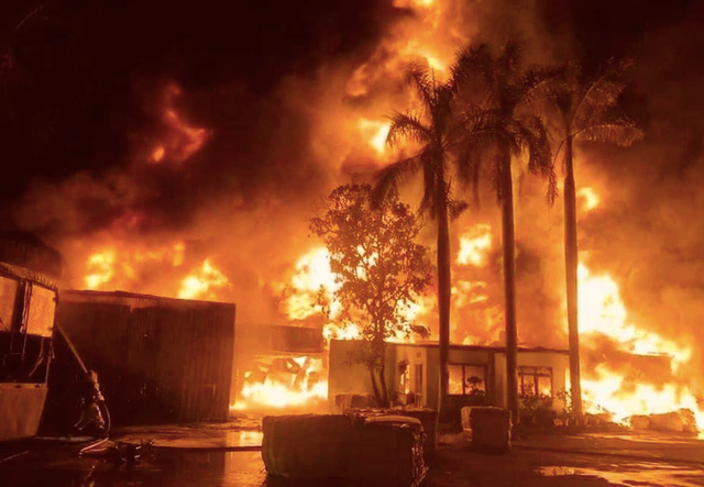 Ngọn lửa bao trùm xưởng bao bì. Ảnh: M.X.H Ngọn lửa bao trùm xưởng bao bì. Ảnh: M.X.H