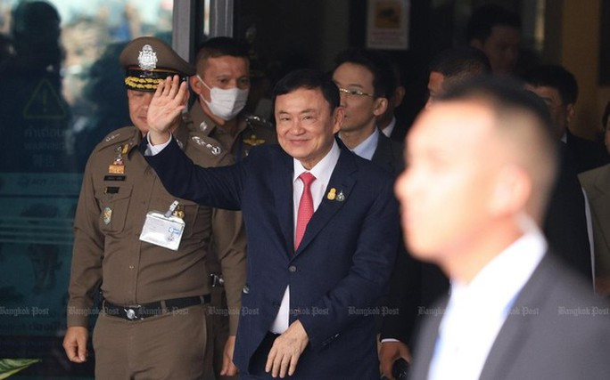Con gái ông Thaksin lên tiếng về việc xin ân xá cho cha - Ảnh 2. Ông Thaksin khi về nước hôm 22-8. Ảnh: Bangkok Post