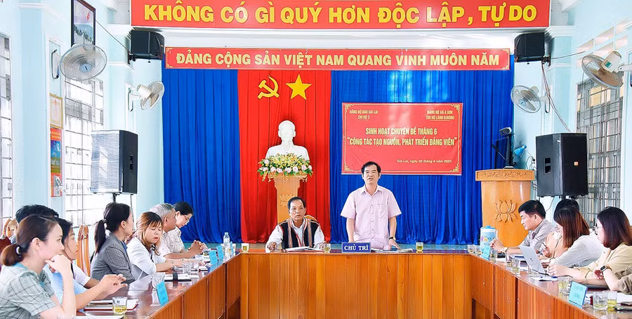 Phó Tổng Biên tập Báo Gia Lai Đoàn Minh Dưỡng, Bí thư Chi bộ 3 phát biểu tại buổi sinh hoạt chuyên đề ghép với Chi bộ làng Djrông, xã A Dơk, huyện Đak Đoa. Ảnh: Đức Thụy