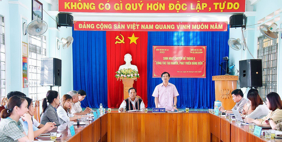 Phó Tổng Biên tập Báo Gia Lai Đoàn Minh Dưỡng, Bí thư Chi bộ 3 phát biểu tại buổi sinh hoạt chuyên đề ghép với Chi bộ làng Djrông, xã A Dơk, huyện Đak Đoa. Ảnh: Đức Thụy
