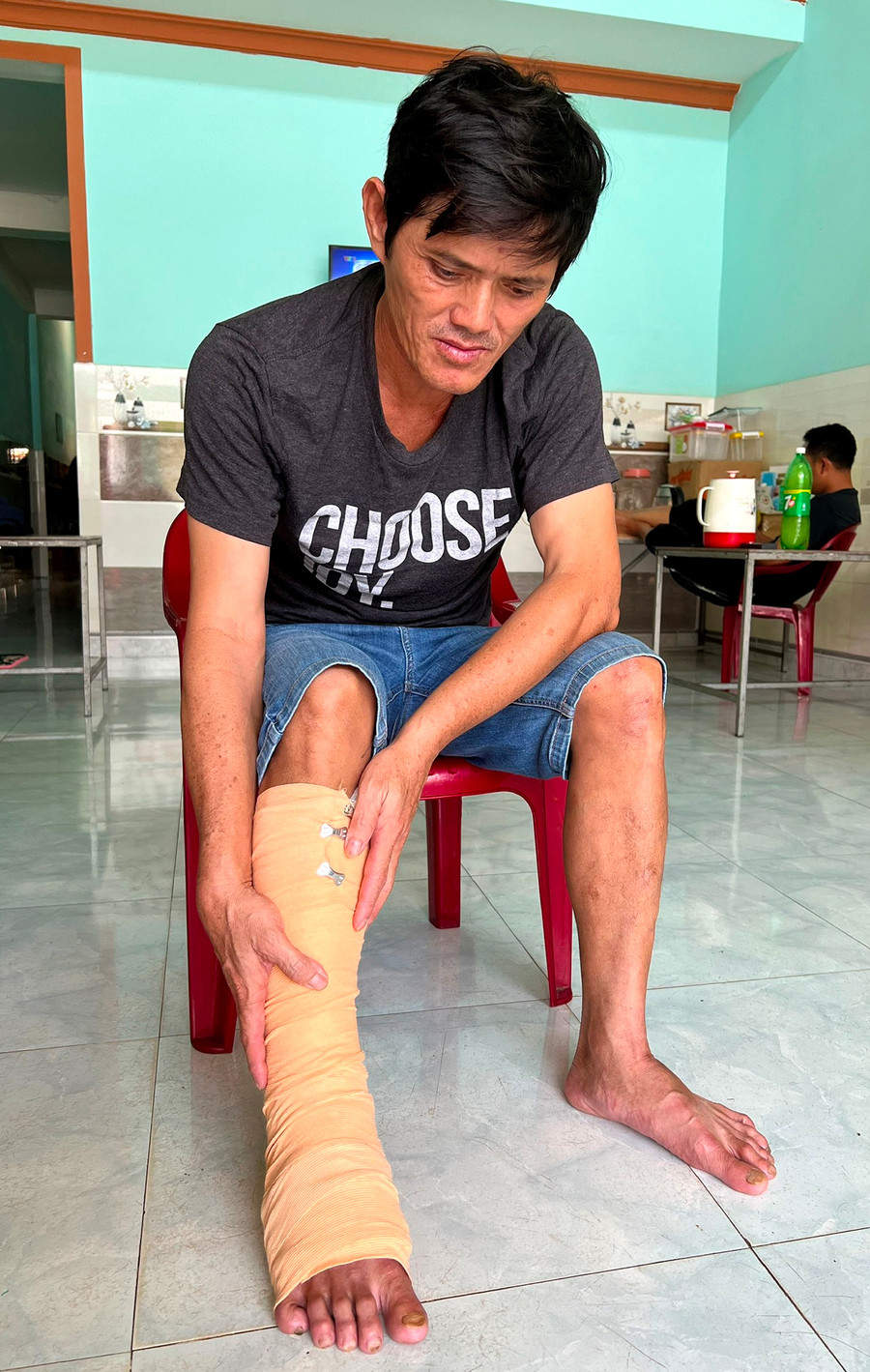 Anh Nguyễn Trung (đường Đồng Tiến, TP. Pleiku) kể về sự việc ngã giàn giáo của mình. Ảnh: Đ.Y Anh Nguyễn Trung (đường Đồng Tiến, TP. Pleiku) kể về sự việc ngã giàn giáo của mình. Ảnh: Đ.Y