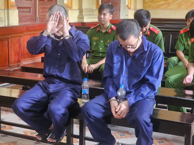 Các bị cáo Lần lượt Huỳnh Thanh Thuận, Phạm Đỗ Nhật Duy tại toà Các bị cáo Lần lượt Huỳnh Thanh Thuận, Phạm Đỗ Nhật Duy tại toà