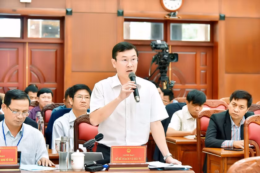 Phó Giám đốc Sở Kế hoạch và Đầu tư Đinh Hữu Hòa nêu giải pháp đẩy nhanh tiến độ giải ngân vốn đầu tư công tại kỳ họp thứ 15 HĐND tỉnh Gia Lai khóa XII (nhiệm kỳ 2021-2026). Ảnh: Đức Thụy