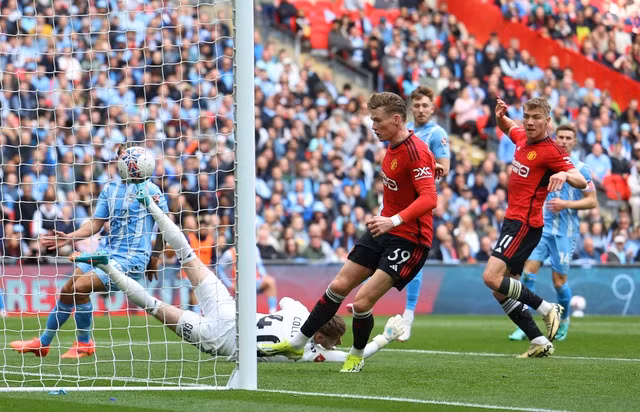 Scott McTominay ghi bàn mở tỉ số cho Man United.