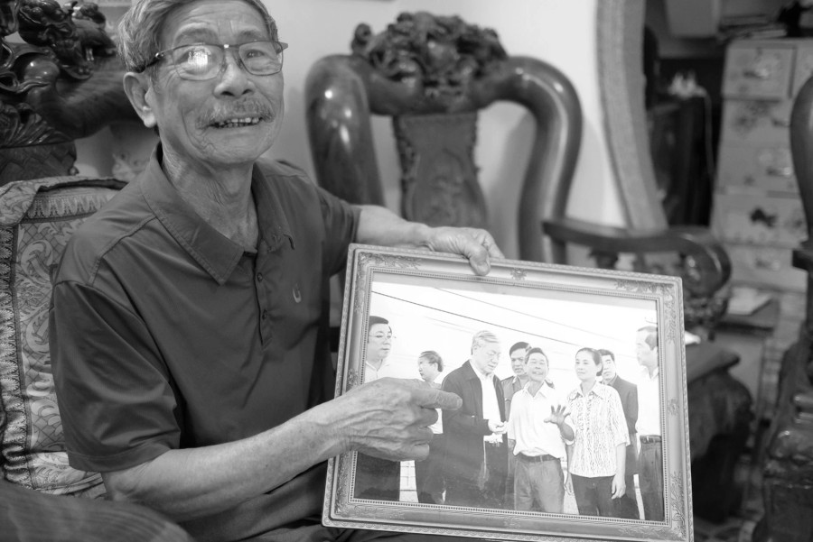 Với ông Trần Văn Mùi, bức ảnh chụp với TBT Nguyễn Phú Trọng 12 năm trước là kỷ vật vô giá. Ảnh: LÂM VIÊN Với ông Trần Văn Mùi, bức ảnh chụp với TBT Nguyễn Phú Trọng 12 năm trước là kỷ vật vô giá. Ảnh: LÂM VIÊN