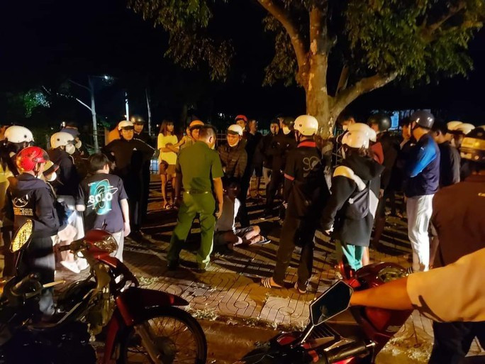 Chê tài xế taxi chạy chậm, hành khách giật vô-lăng, gây tai nạn - Ảnh 1. Người dân khống chế ông N.V.H. bàn giao cho công an xử lý